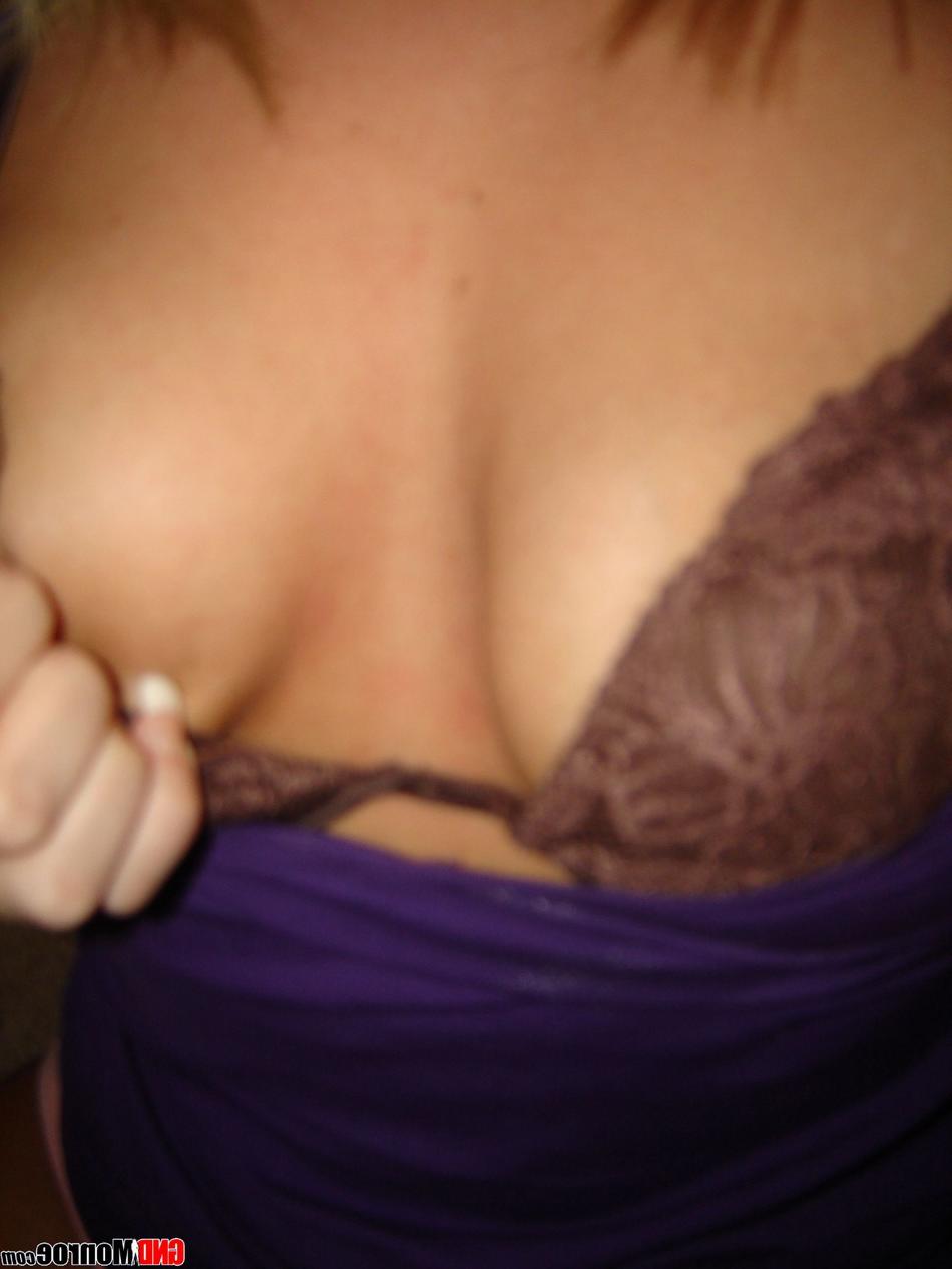 12P Adolescente loira mostra seu piercing no umbigo em calcinha rosa