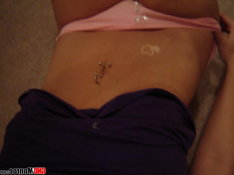 12P Adolescente loira mostra seu piercing no umbigo em calcinha rosa