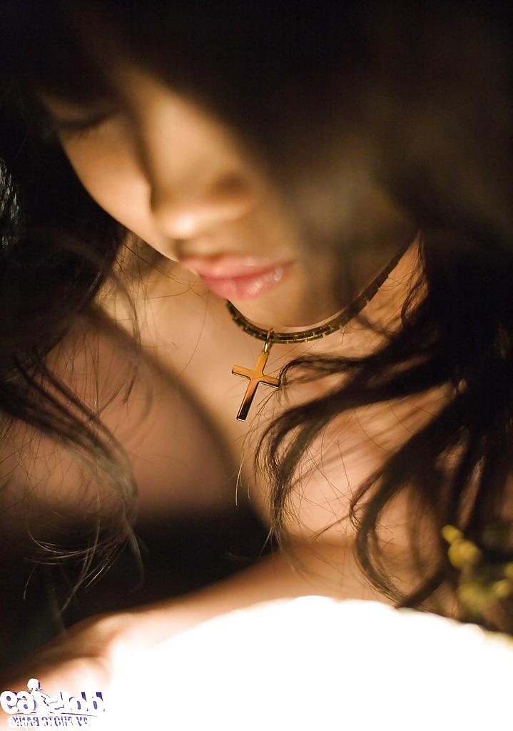 15P Une asiatique excitée en bas, China Yuki, enlève sa lingerie.