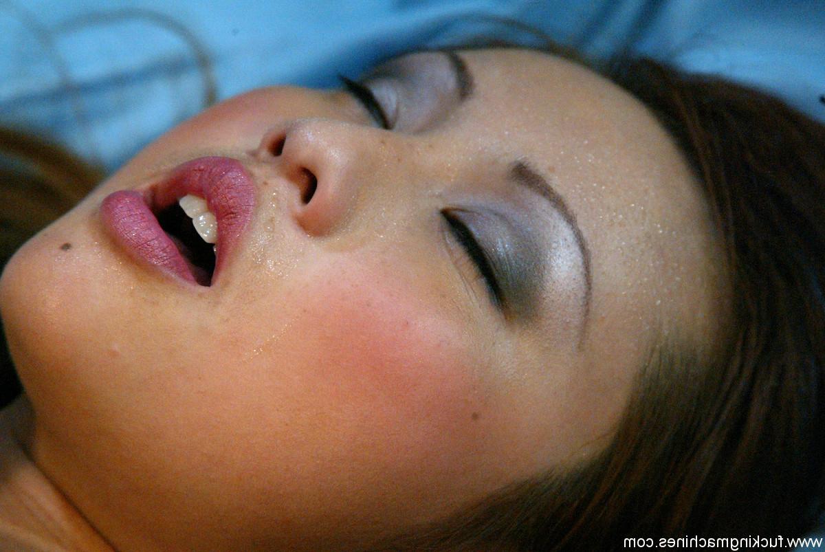 20P Tia Tanaka, une adolescente en chaleur à la silhouette élancée, se fait caresser la chatte par une machine.