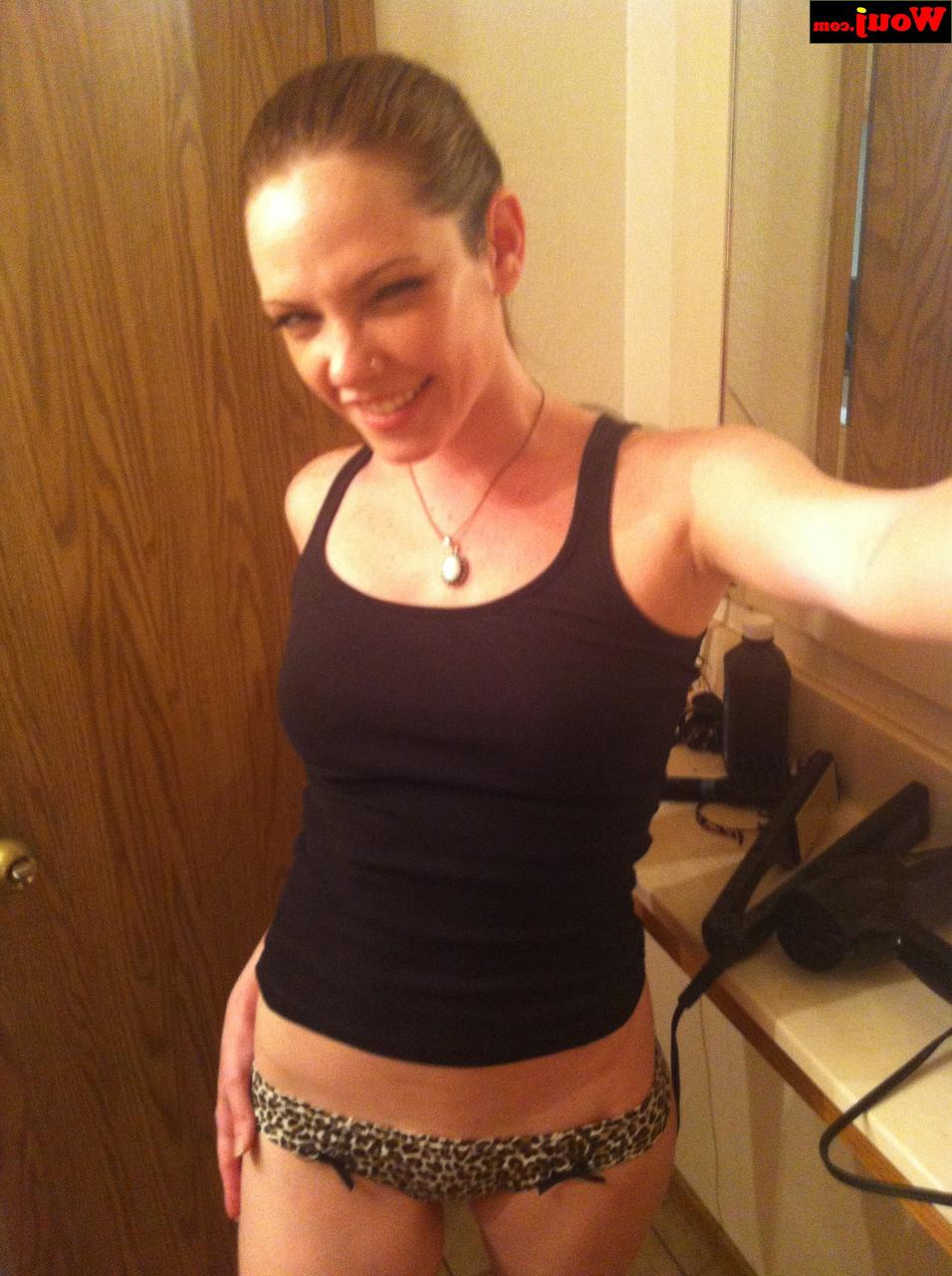 15P Sensual gata amadora tira selfies de seu bumbum firme usando calcinha sexy