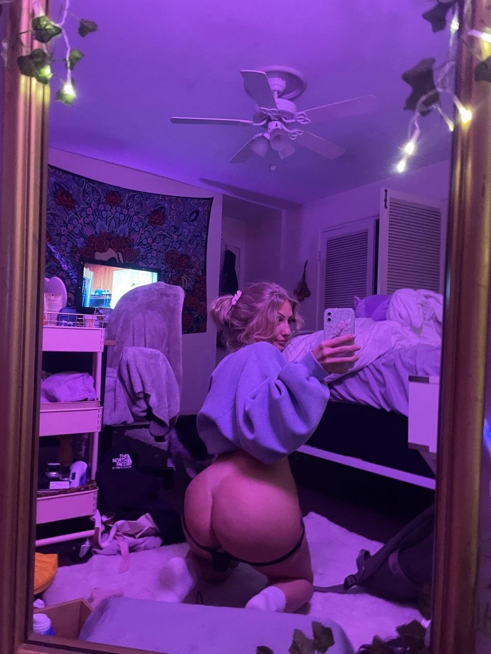 18P Blondie Alexis, jeune de OnlyFans, montre son cul rond et ses seins en solo