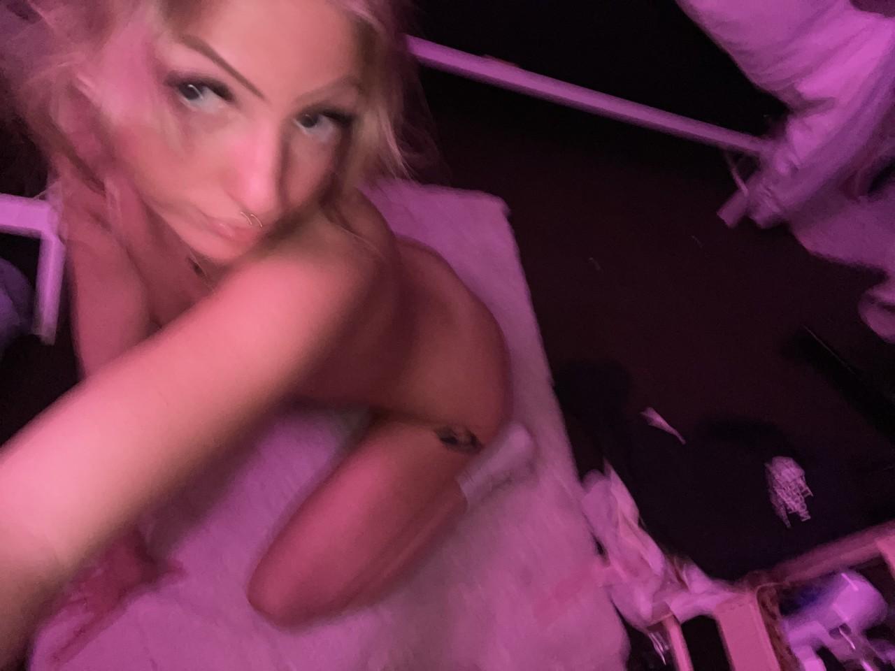 18P Blondie Alexis, jeune de OnlyFans, montre son cul rond et ses seins en solo