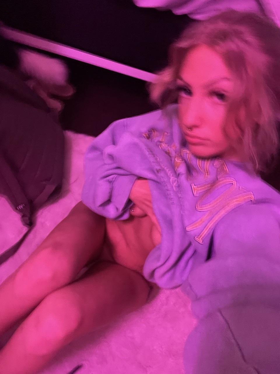 18P Blondie Alexis, jeune de OnlyFans, montre son cul rond et ses seins en solo