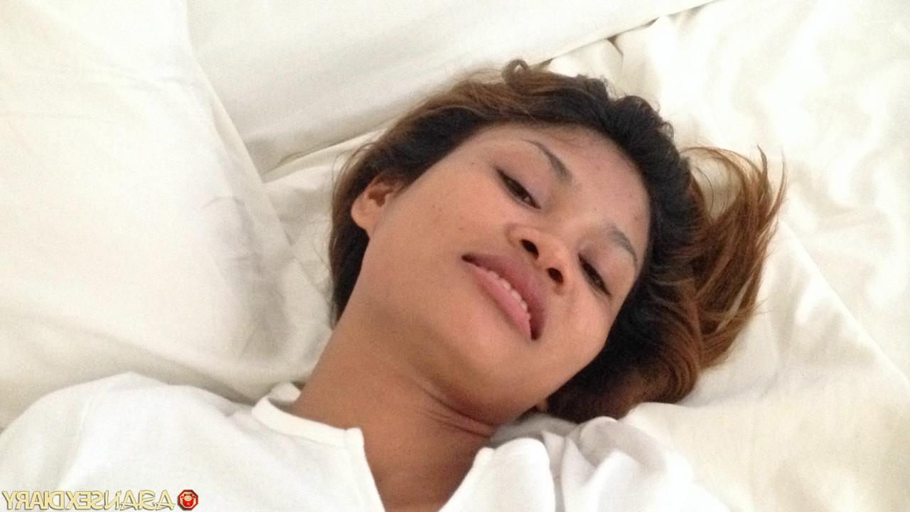 9P Pequena boneca asiática Aline curtindo sexo missionário POV com seu namorado