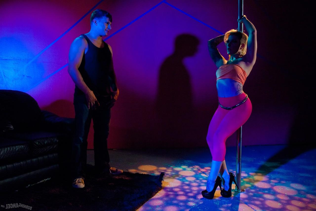 17P Das Punk-Girl Genocide zieht sich aus, zieht seine Yogahose aus und bekommt einen harten Analfick