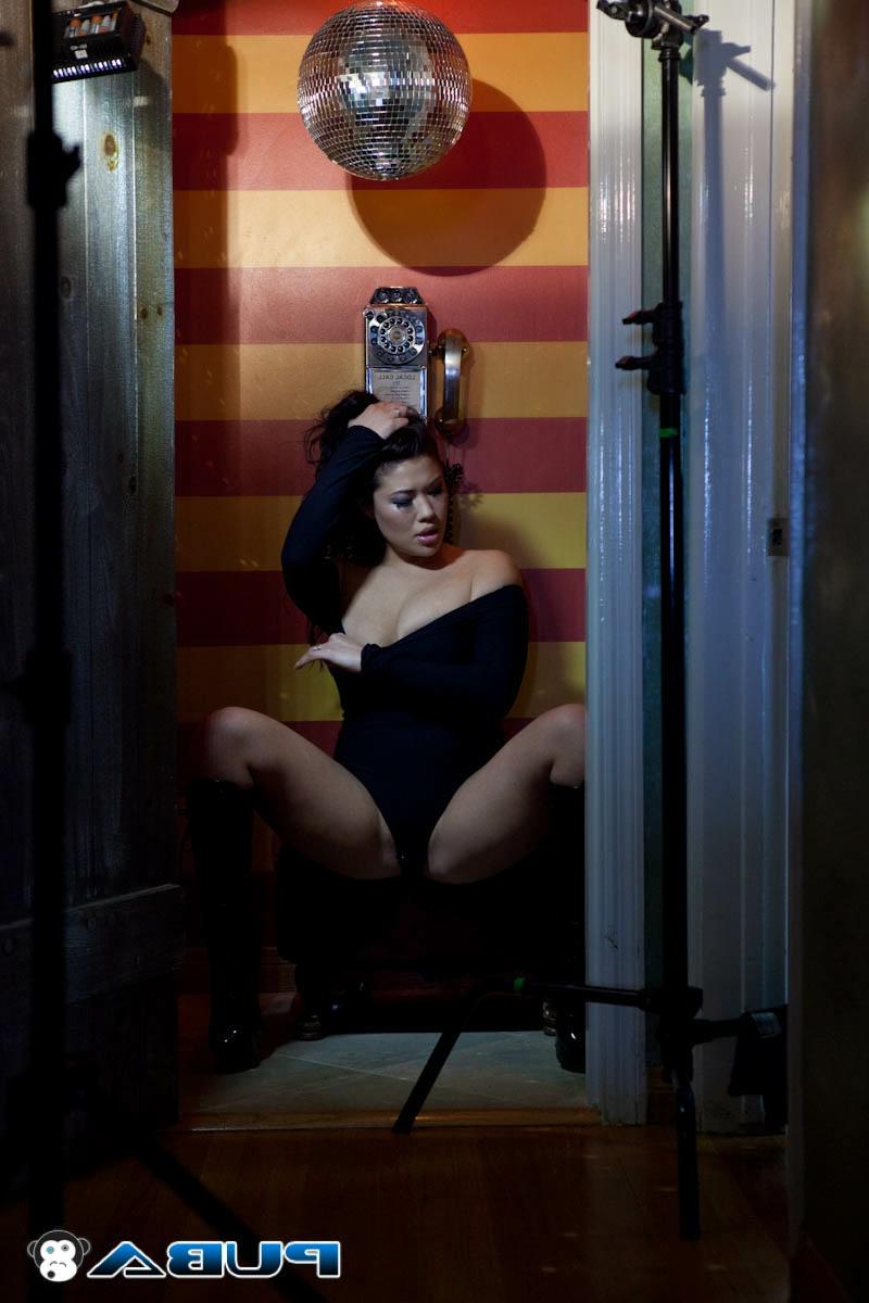 20P A sexy pornstar asiática London Keyes se masturba em seu macacão preto e botas