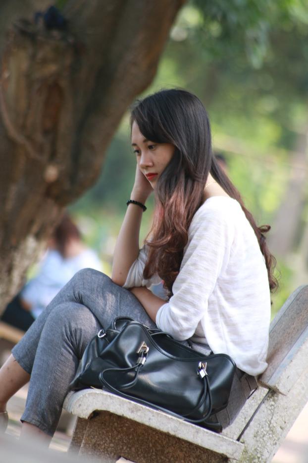 20P Menina asiática de tirar o fôlego posando de camisa branca e jeans em público