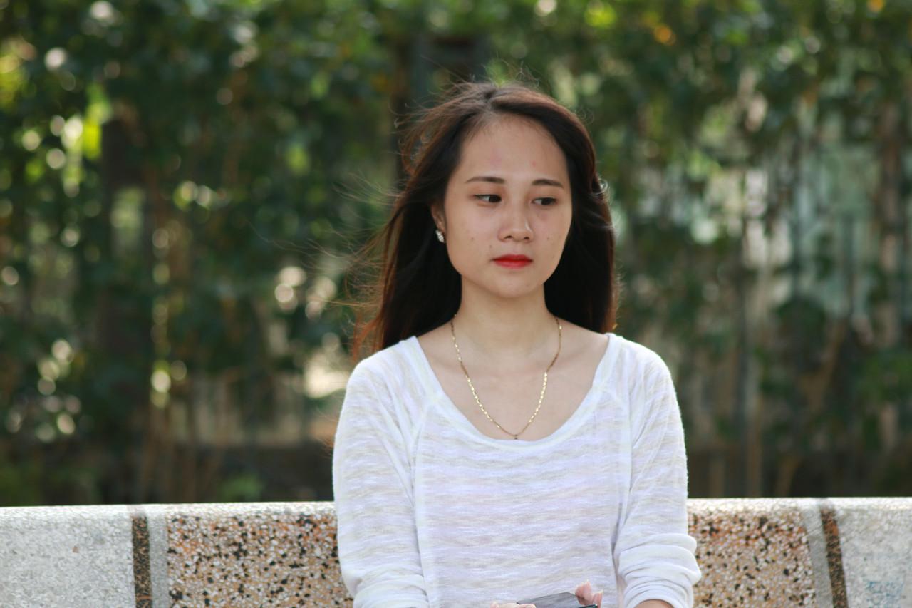 20P Menina asiática de tirar o fôlego posando de camisa branca e jeans em público