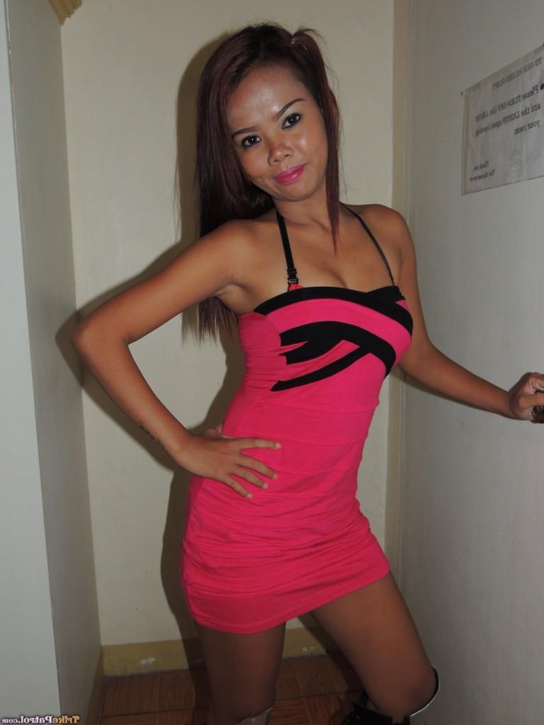 19P La pequeña filipina Mirriam se desnuda para una ardiente follada en POV con botas