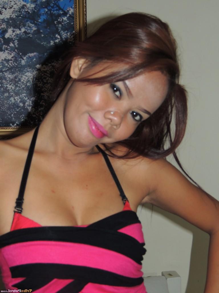 19P La pequeña filipina Mirriam se desnuda para una ardiente follada en POV con botas