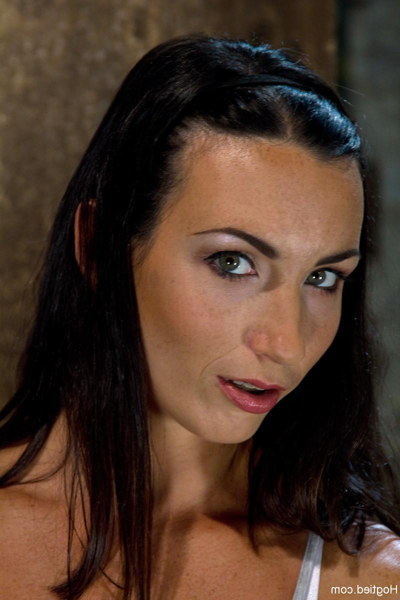 20P Die fabelhafte MILF-Amateurin Wenona zieht sich aus und lässt ihre Möse auf einem BDSM-Tisch spielen