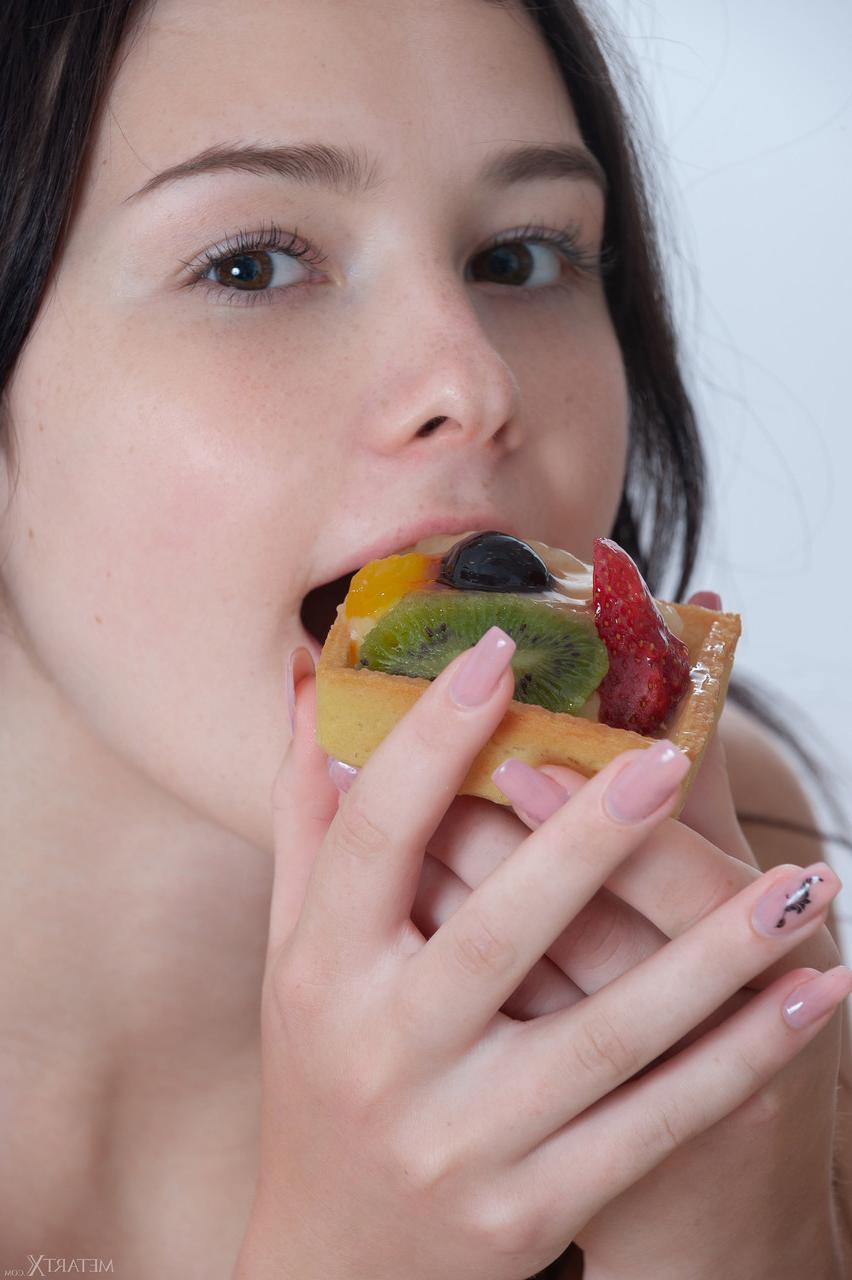 20P La joven bielorrusa Matty se desnuda y se masturba después de hacer una tarta de frutas
