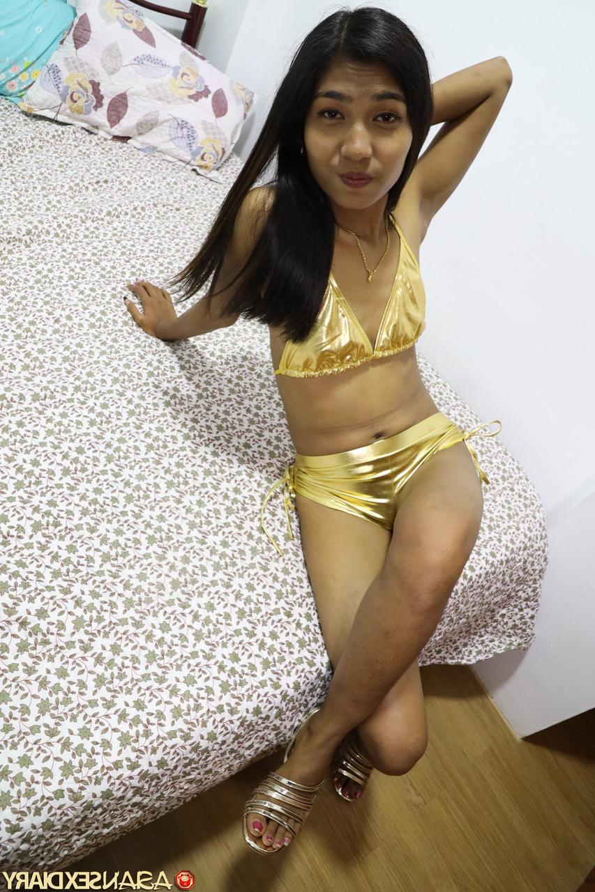 20P La petite asiatique Jenny D aime le sexe en levrette en POV tout en se taquinant en lingerie.