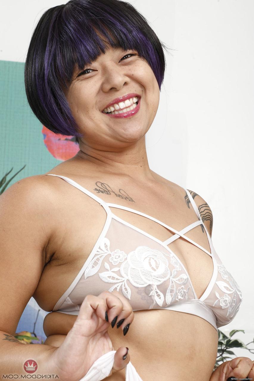 20P Das asiatische Babe Lulu Sparkle spielt mit ihrer superhaarigen Muschi und zeigt ihren großen Arsch
