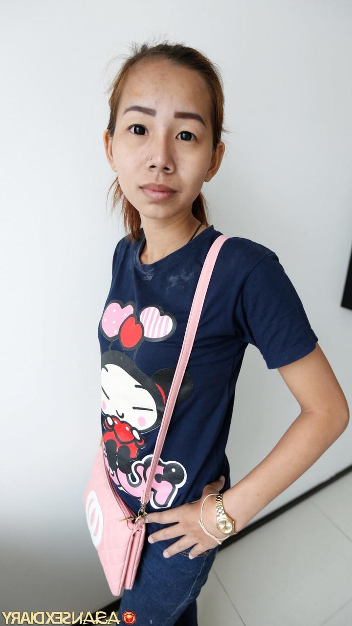 20P La petite asiatique May H se déshabille lors du casting et se fait défoncer la chatte poilue.
