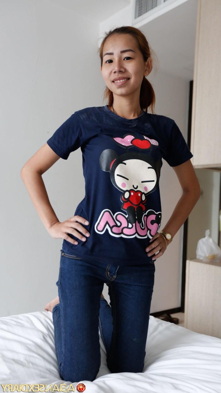 20P La petite asiatique May H se déshabille lors du casting et se fait défoncer la chatte poilue.