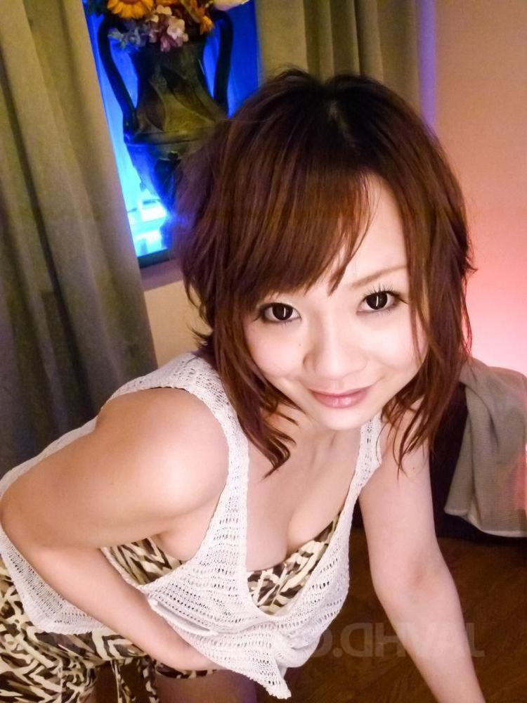 15P La MILF japonaise Arisa Araki montre ses gros seins tout en se faisant baiser.