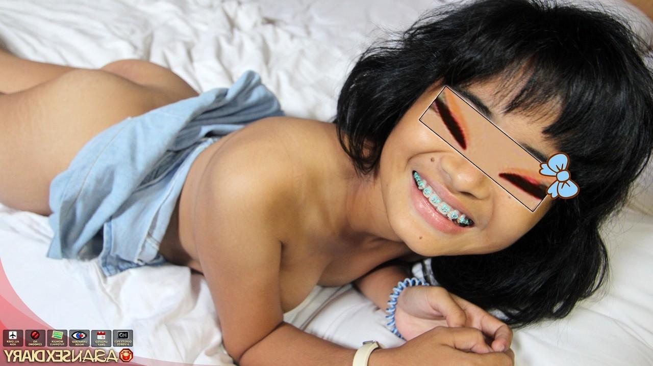 15P Amateur asiática gotea esperma de su castor después de tener sexo con un hombre blanco