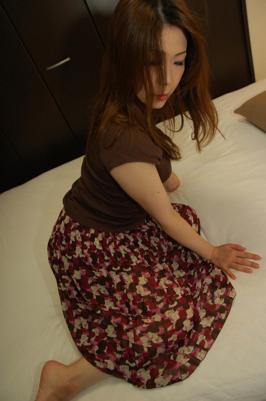 20P A vovó japonesa peluda Yumi Ajiyama expõe sua bunda grande e sua boceta peluda e apertada