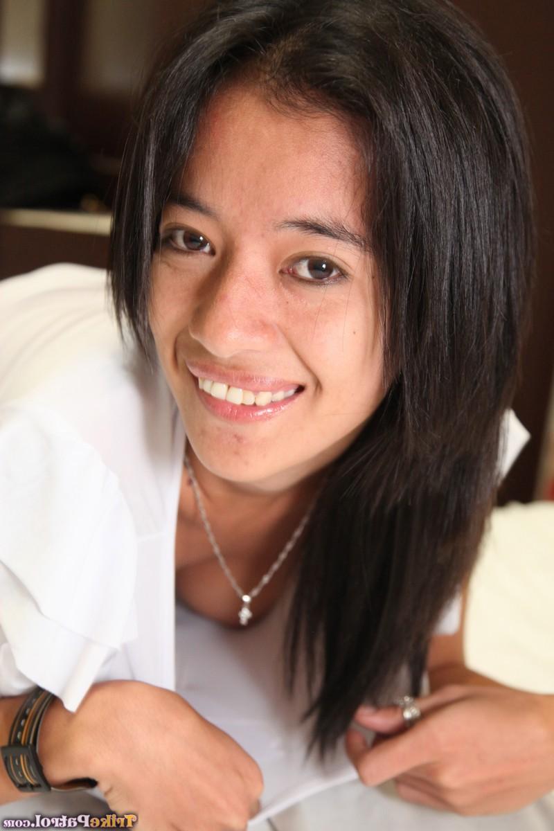 20P La madre filipina Ellah Hilario se desnuda en una habitación de hotel y muestra su cuerpo caliente