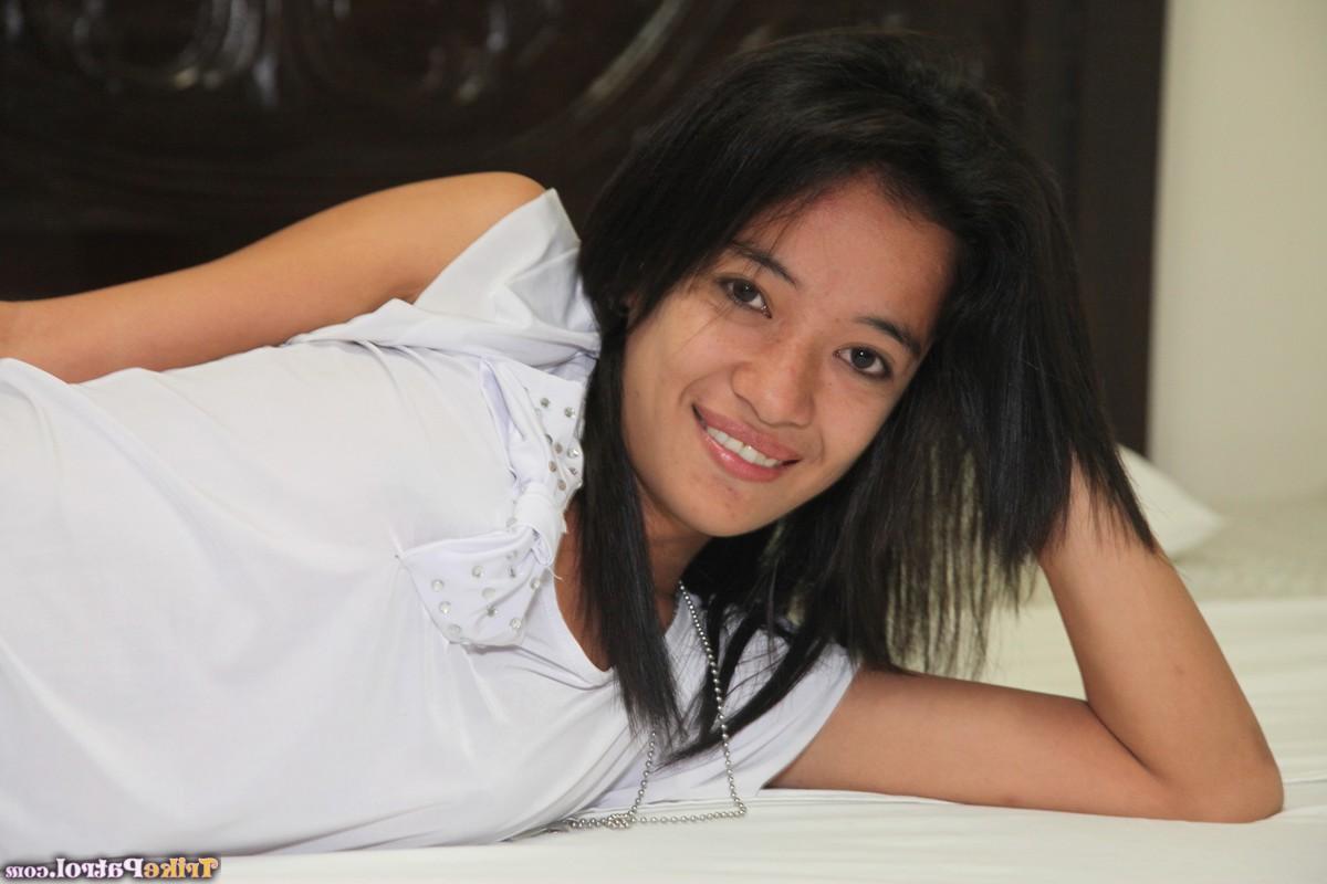 20P La madre filipina Ellah Hilario se desnuda en una habitación de hotel y muestra su cuerpo caliente