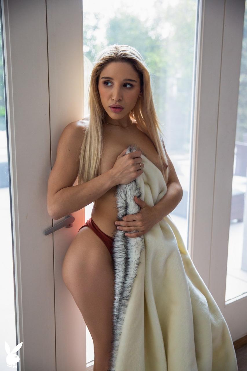 20P A loira central Abella Danger exibe sua bunda redonda e sua boceta quente e quente