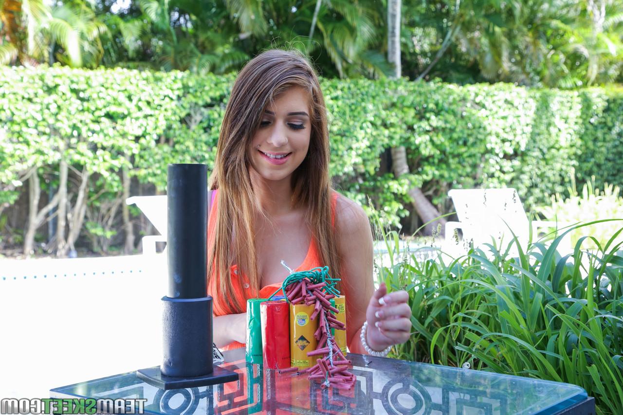 18P La niñera de 18 años Joseline Kelly seduce a su empleador y recibe un facial