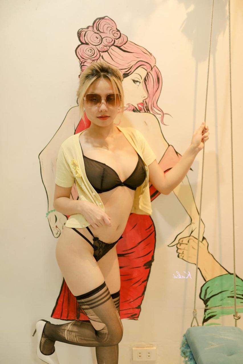 20P Asiatische Schönheit mit Sonnenbrille Elena posiert in ihren schwarzen Dessous und ihrem Hemd