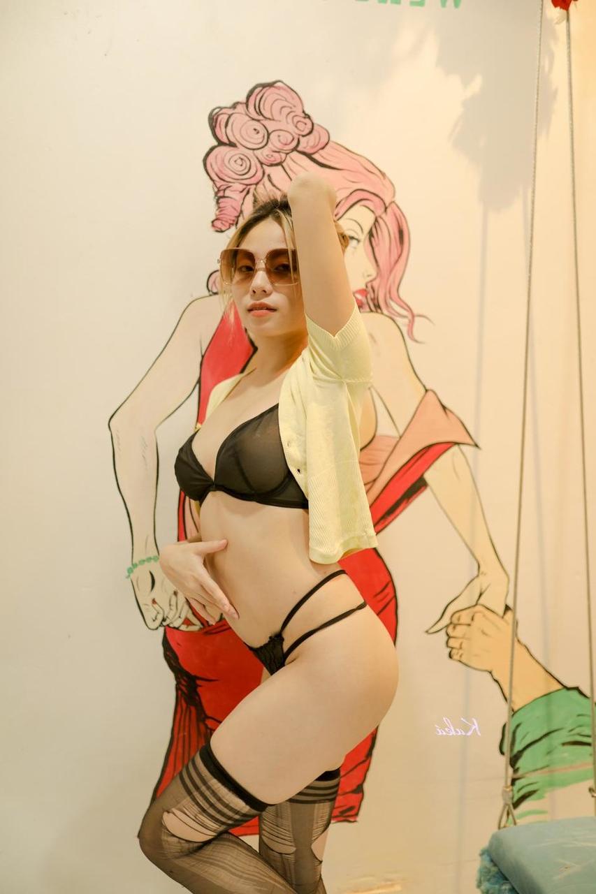 20P Asiatische Schönheit mit Sonnenbrille Elena posiert in ihren schwarzen Dessous und ihrem Hemd