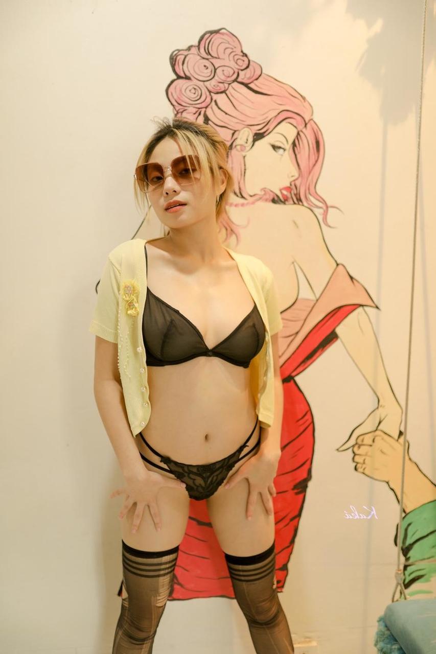 20P Asiatische Schönheit mit Sonnenbrille Elena posiert in ihren schwarzen Dessous und ihrem Hemd