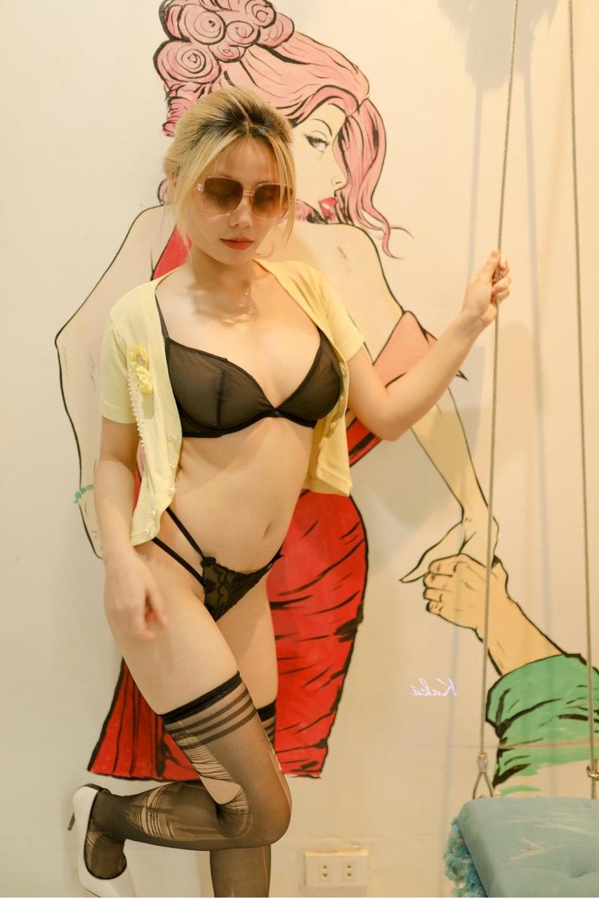 20P Asiatische Schönheit mit Sonnenbrille Elena posiert in ihren schwarzen Dessous und ihrem Hemd