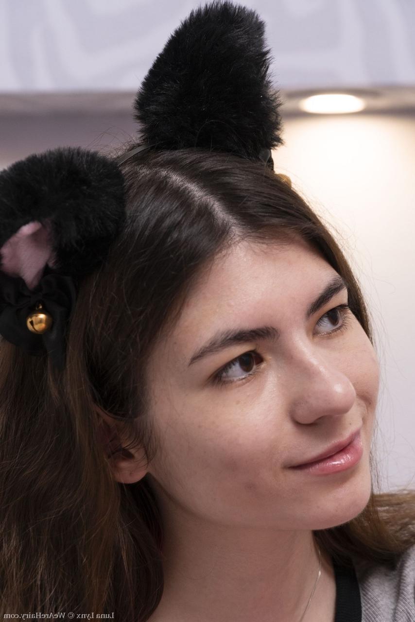 20P La sexy Luna Lynx se déshabille et écarte sa chatte poilue de près.