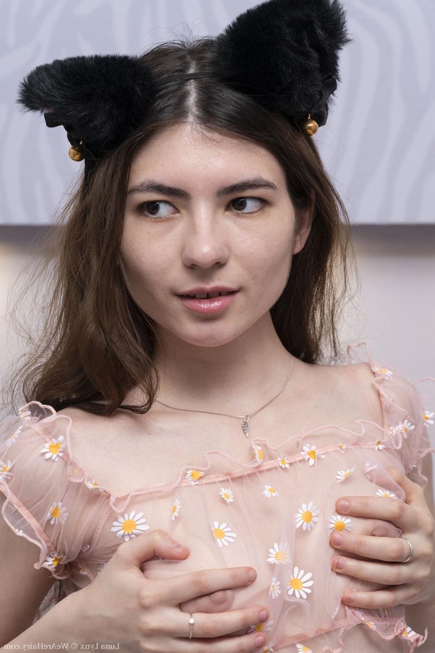 20P La sexy Luna Lynx se déshabille et écarte sa chatte poilue de près.
