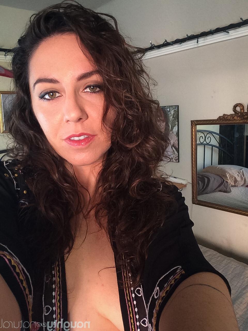 20P Linda amadora Nikki Silver mostra sua buceta peluda de calcinha