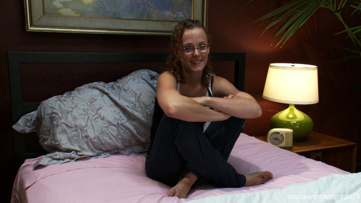 20P La chaude Michelle joue avec son clitoris tout en se faisant pilonner par une putain de machine.