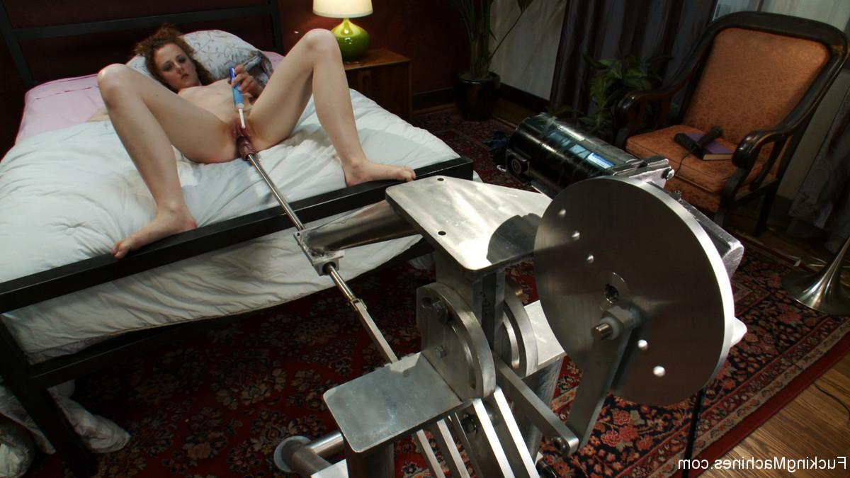 20P La chaude Michelle joue avec son clitoris tout en se faisant pilonner par une putain de machine.