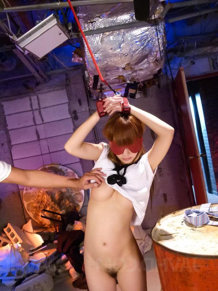 15P La pequeña colegiala japonesa Sana Anzyu es acariciada antes de ser follada