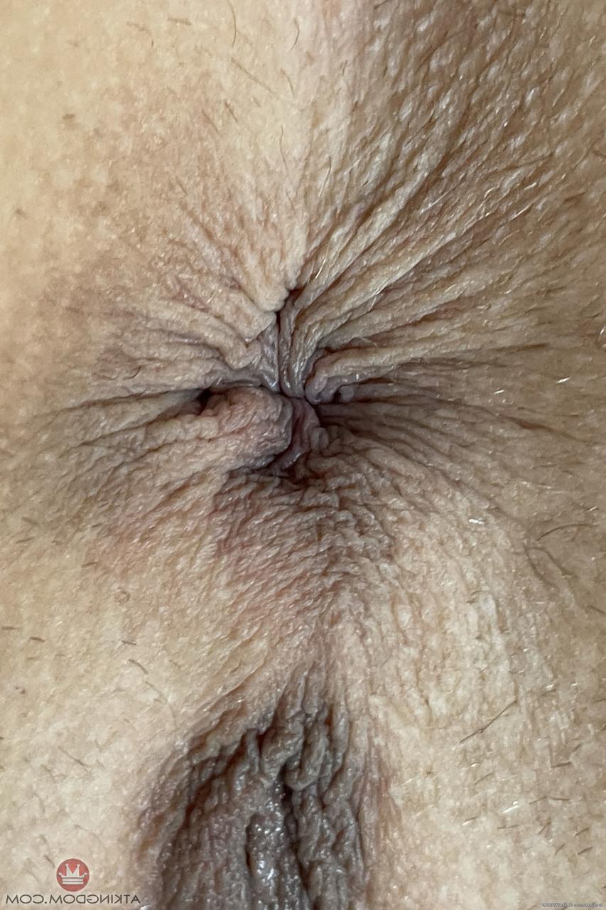 20P La adorable joven tatuada Summer Vixen hace alarde de sus pequeñas tetas y su coño caliente