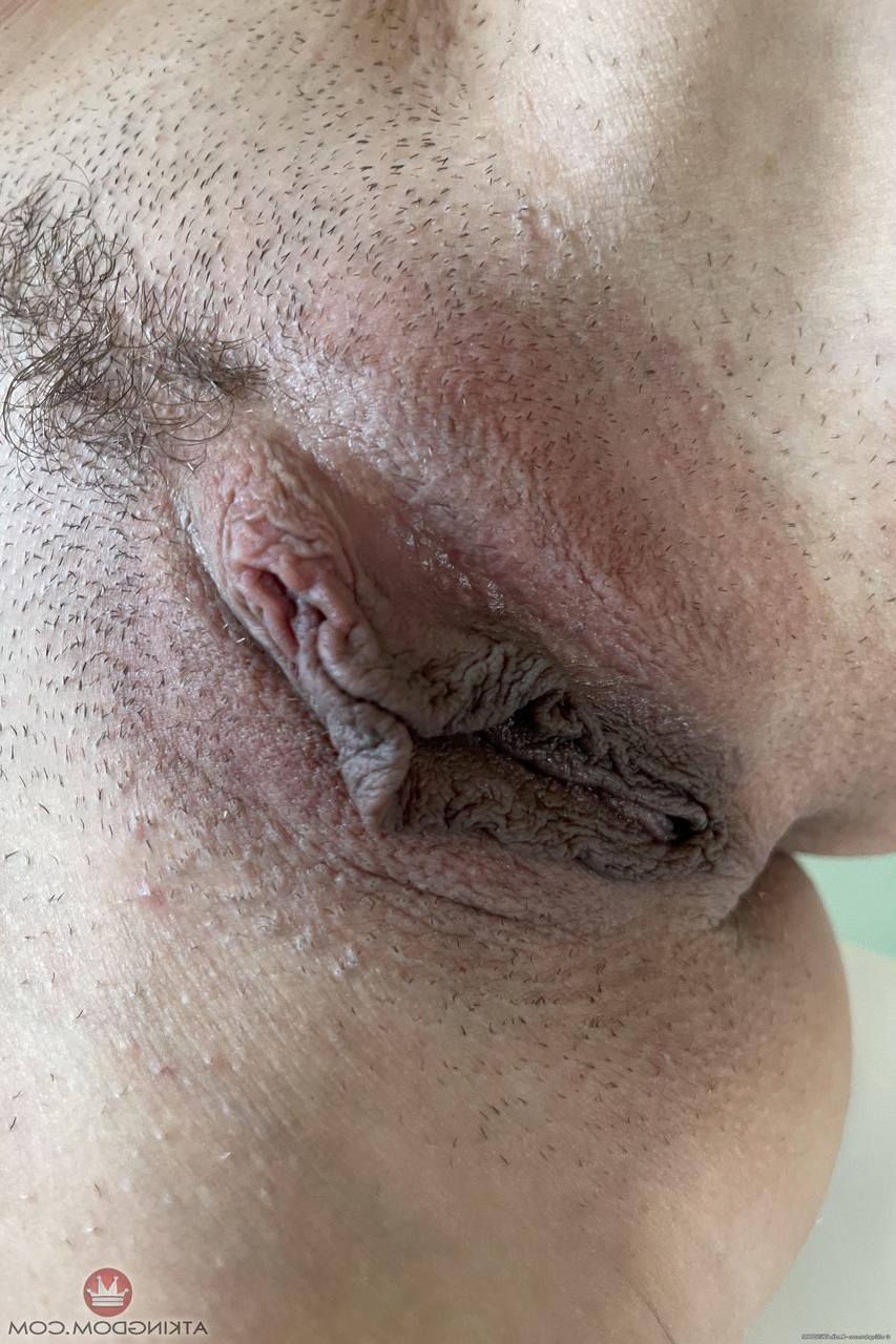 20P La adorable joven tatuada Summer Vixen hace alarde de sus pequeñas tetas y su coño caliente