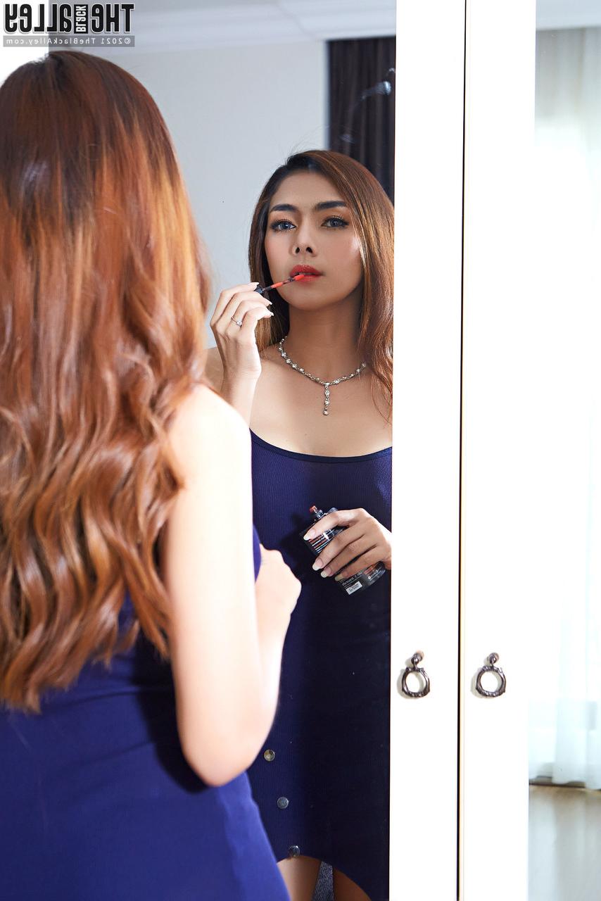 16P La pelirroja asiática caliente Carolina Fong se quita un vestido para ir desnuda con tacones