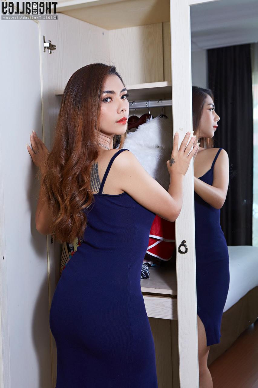 16P La pelirroja asiática caliente Carolina Fong se quita un vestido para ir desnuda con tacones