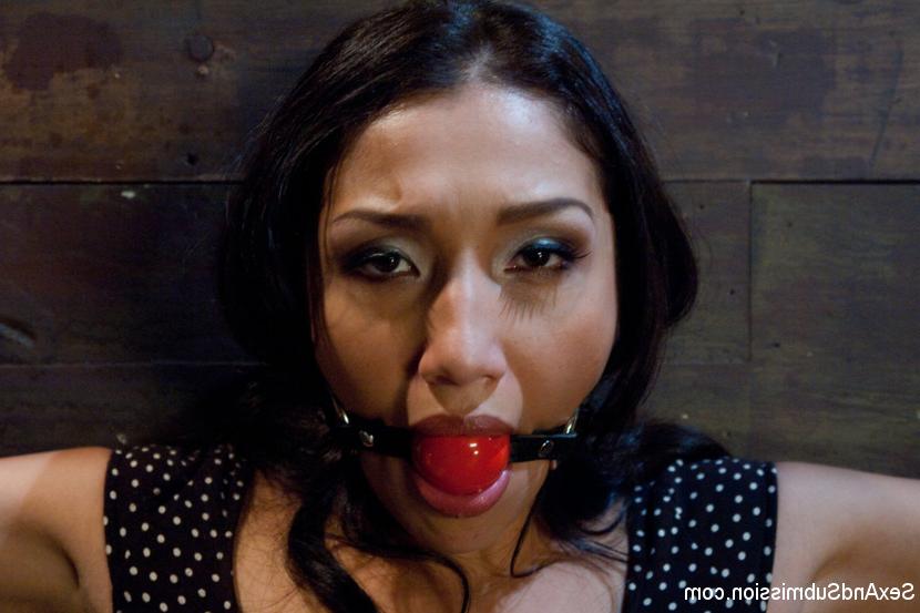 13P Une femme asiatique est torturée dans un cachot avant d'être également baisée