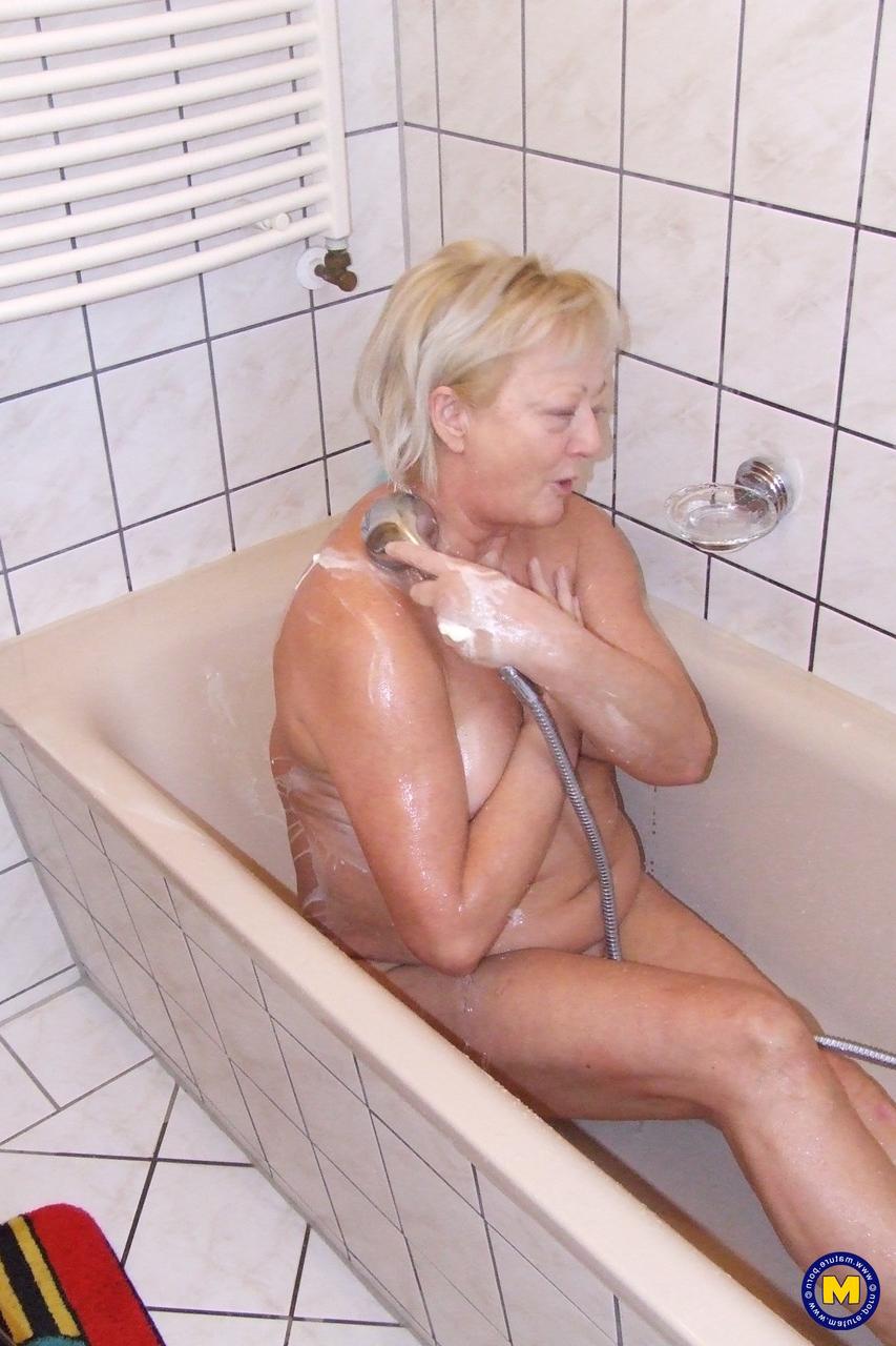 20P La abuela amateur carola se ensucia en la ducha antes de lavarse el cuerpo desnudo