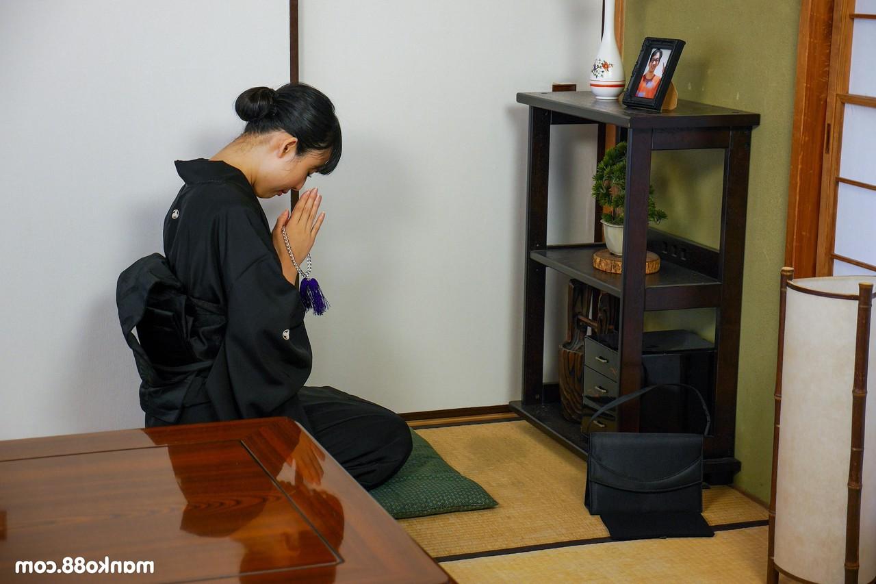 20P Colegial japonesa se dedilha e come porra enquanto faz um boquete POV