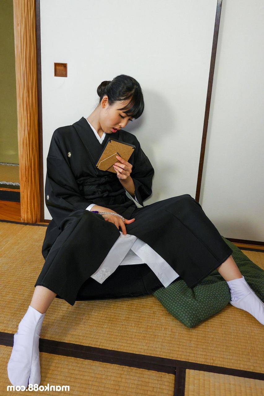 20P Colegial japonesa se dedilha e come porra enquanto faz um boquete POV