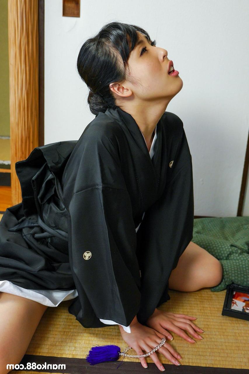 20P Colegial japonesa se dedilha e come porra enquanto faz um boquete POV