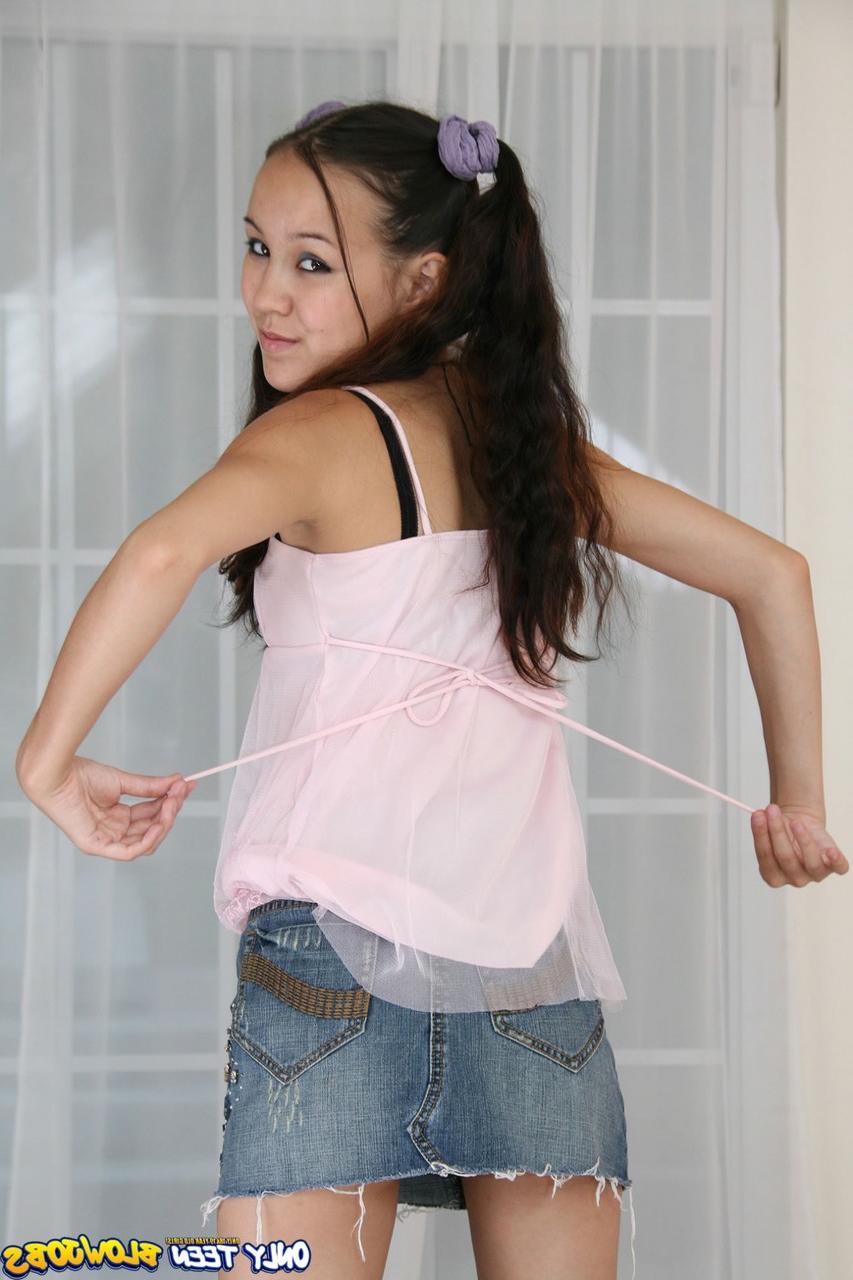 17P Petite adolescente asiática com peitos pequenos Amai Liu dá uma bela cabeça em ação POV