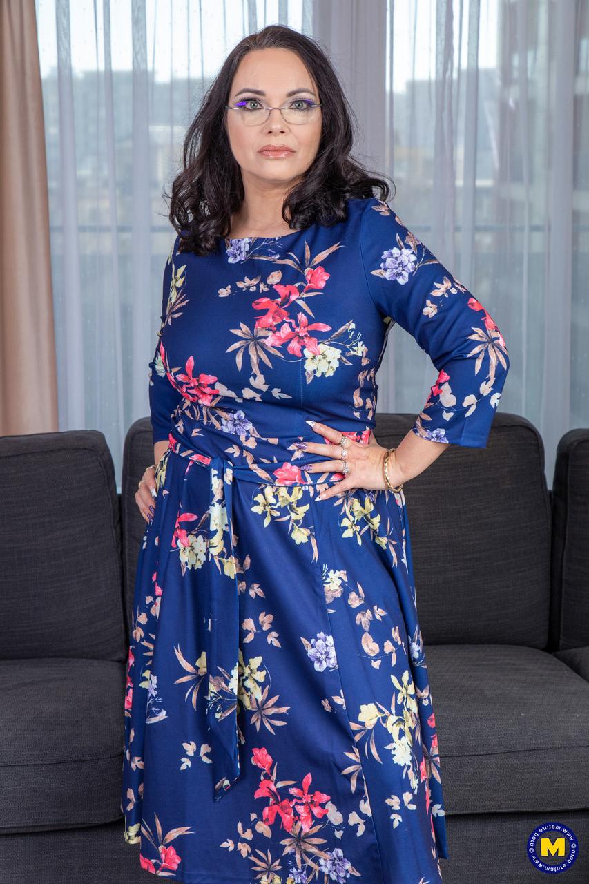 20P A mãe morena Dirty Priscilla tira o vestido e exibe seus peitos grandes e sua vulva