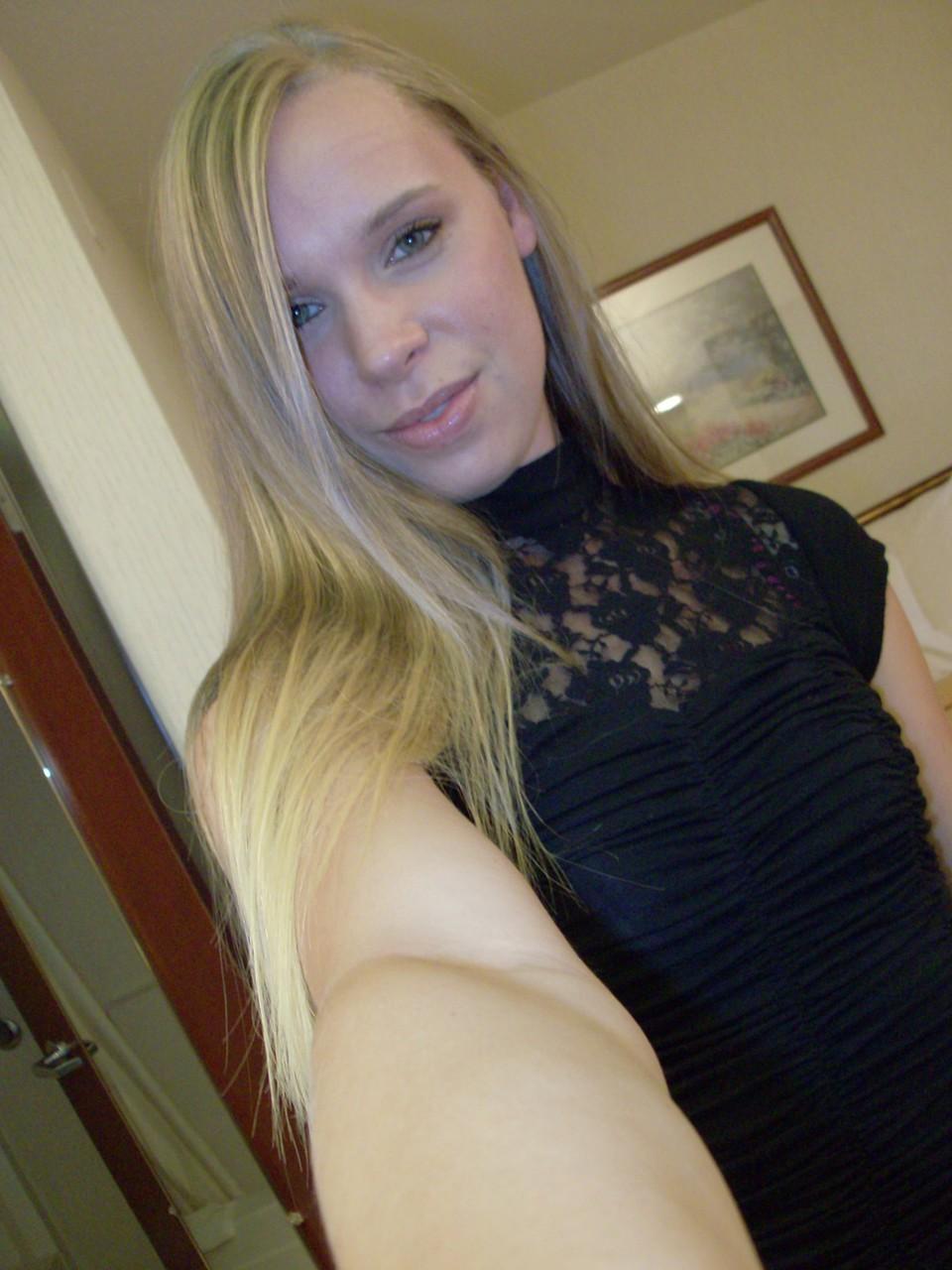 20P La dulce rubia amateur Ashley Ross hace alarde de sus pequeñas tetas de cerca